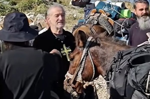 A văzut imaginile cu Gigi Becali la Athos și și a făcut cruce în direct: ”Îl imită pe Mântuitorul, Doamne iartă mă!”