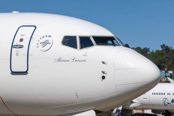Cum arată avionul ”Mircea Lucescu”