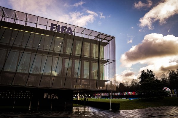 FIFA i a suspendat pe viață din fotbal! Amenzi de peste 2.000
