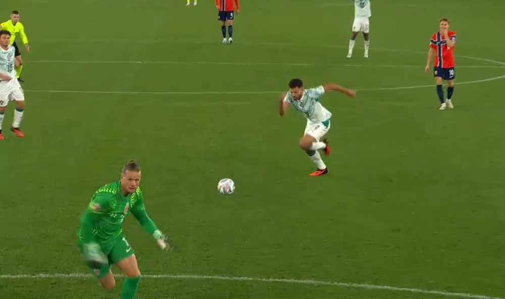 Gafa serii în Nations League: pasă direct către adversar și gol! Peste 4 minute a fost salvat de VAR