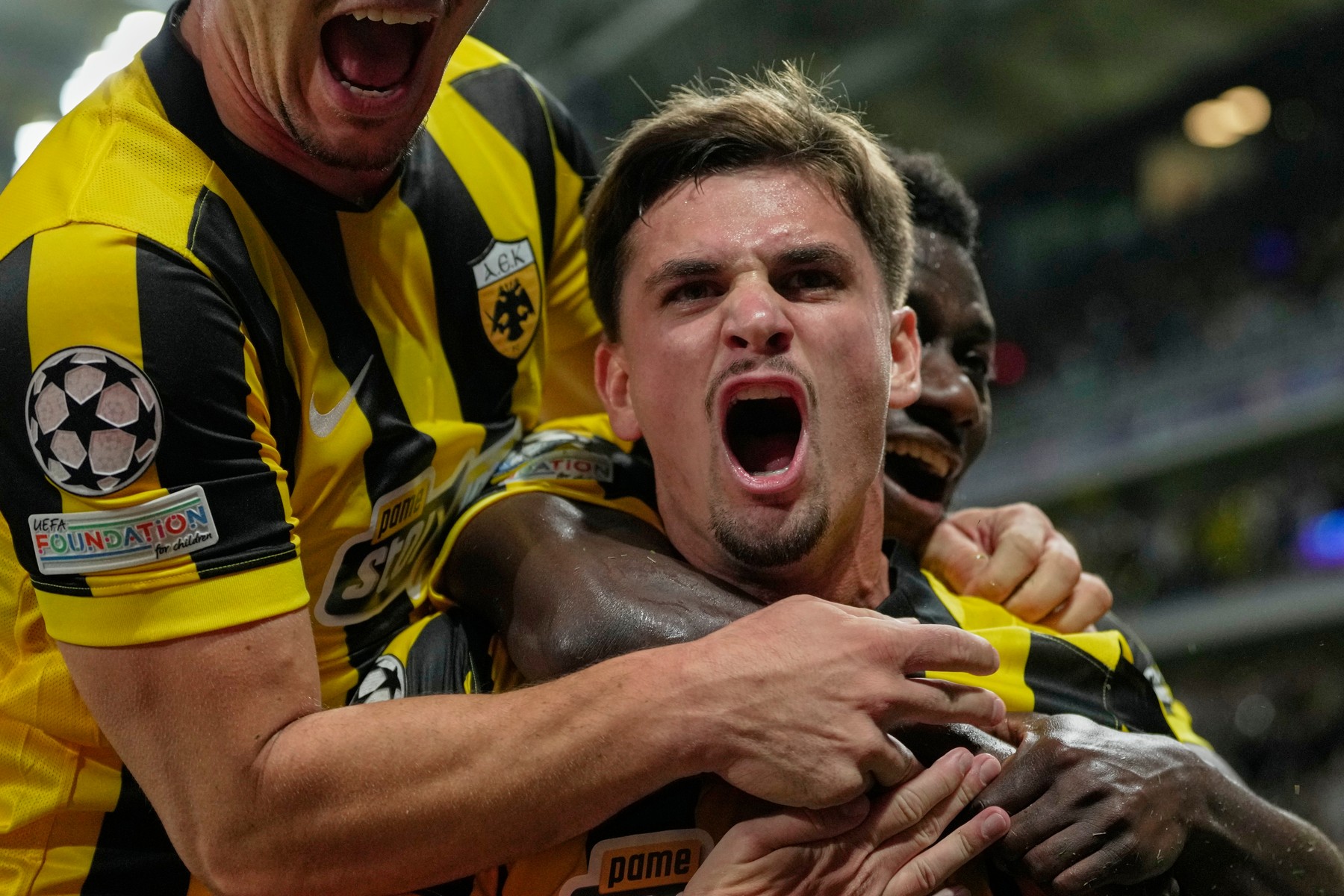 Grecii, reacție fulger după ce Răzvan Marin a reușit un super gol pentru AEK în Champions League