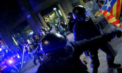 Scene revoltătoare în Spania! Un fan a fost bătut crunt de polițiști, din cauza unui steag