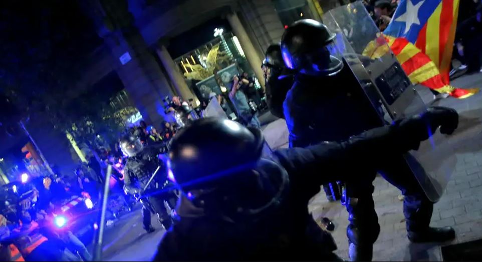 Scene revoltătoare în Spania! Un fan a fost bătut crunt de polițiști, din cauza unui steag