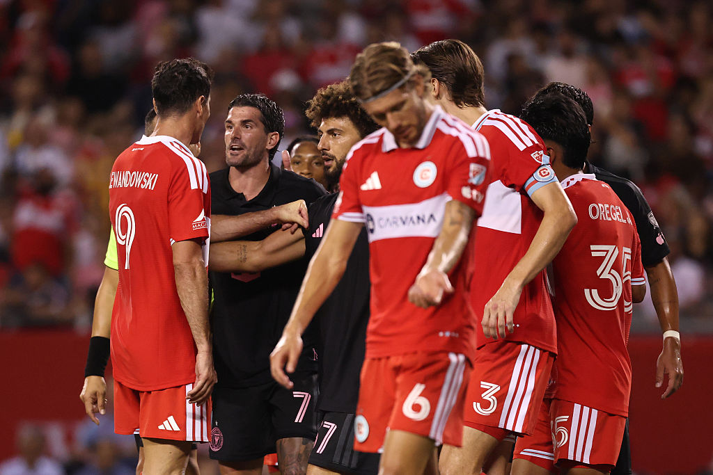 ”Tu ce ai câștigat?” De Paul versus Lewandowski: cum a degenerat duelul verbal în timpul meciului Chicago Fire Inter Miami