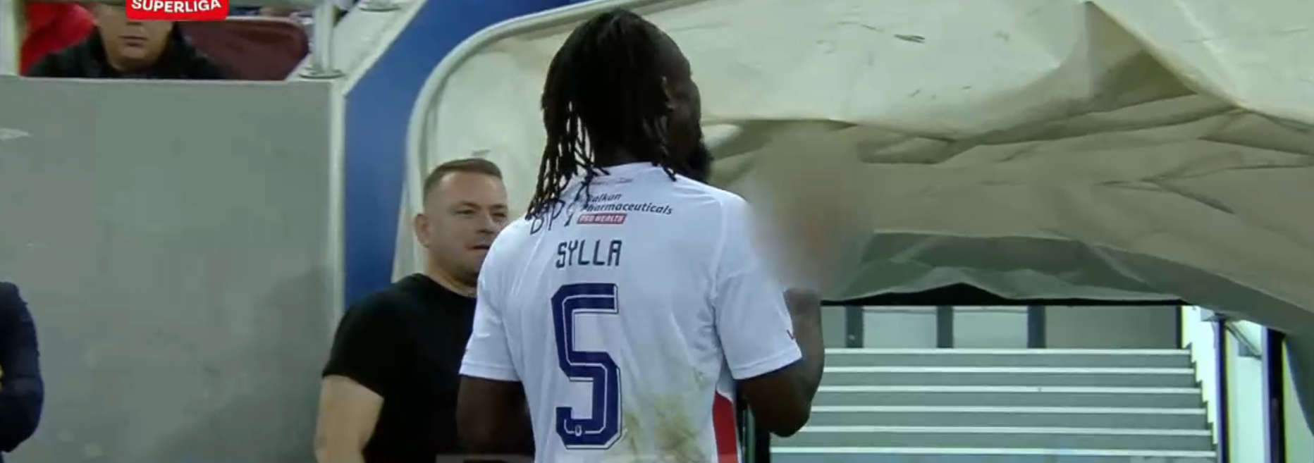 Au apărut imaginile scandalului! Momentul în care Sylla arată semne obscene către fanii FCSB ului, după scandările rasiste