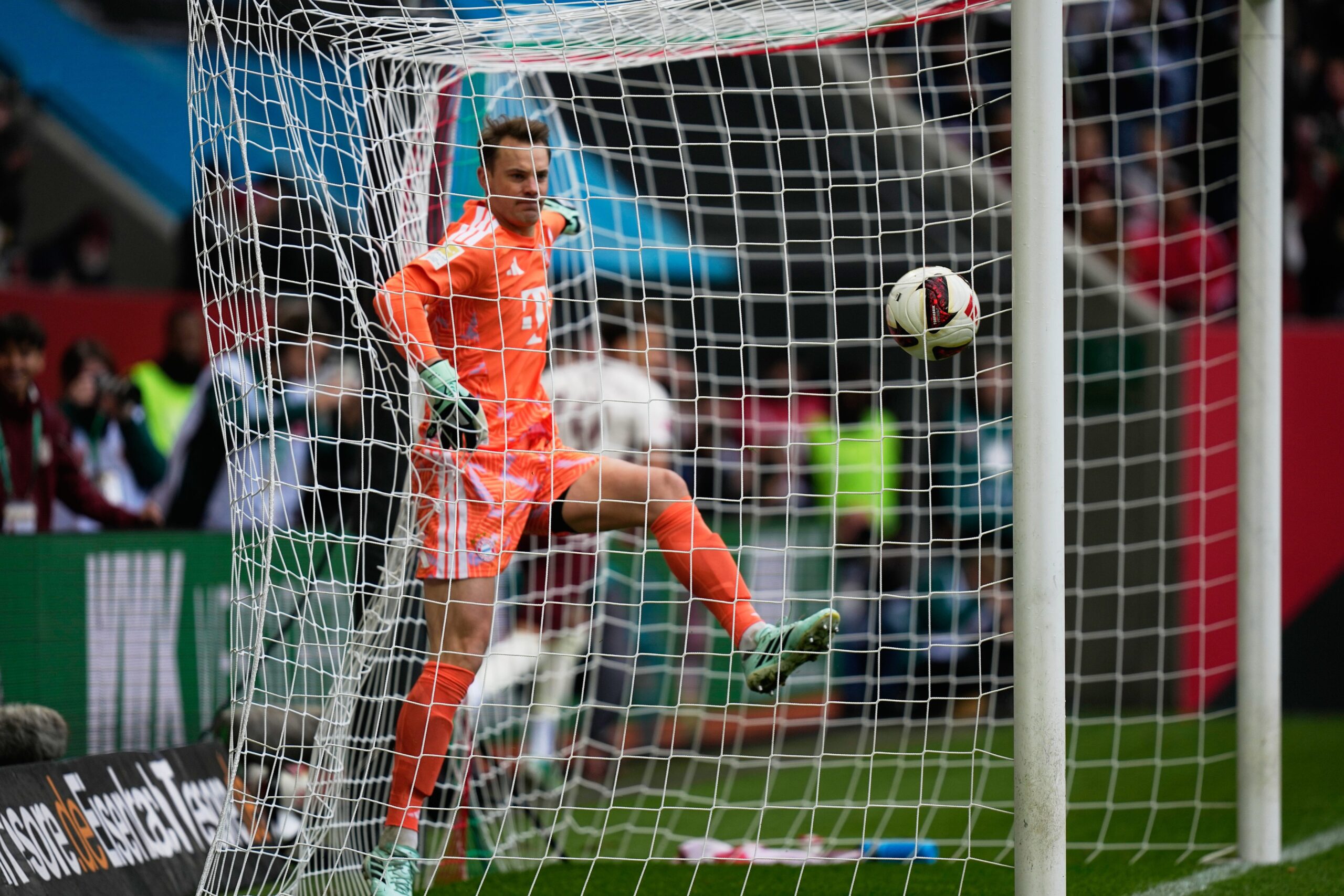 Augsburg Bayern 1 0 ÎN DIRECT pe DGS2 | Neuer o "comite", iar Augbusrg deschide scorul după 5 secunde