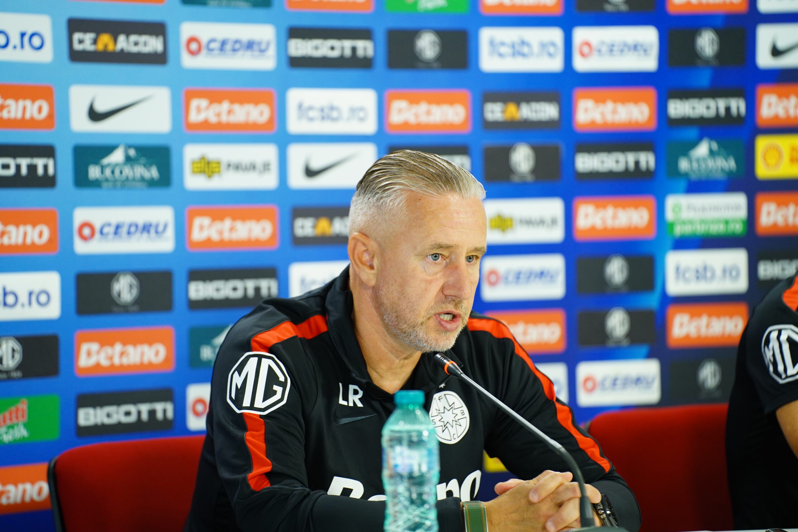 Laurențiu Reghecampf încă nu poate sta pe bancă la FCSB! Reacția antrenorului: ”Este vorba despre o Comisie”