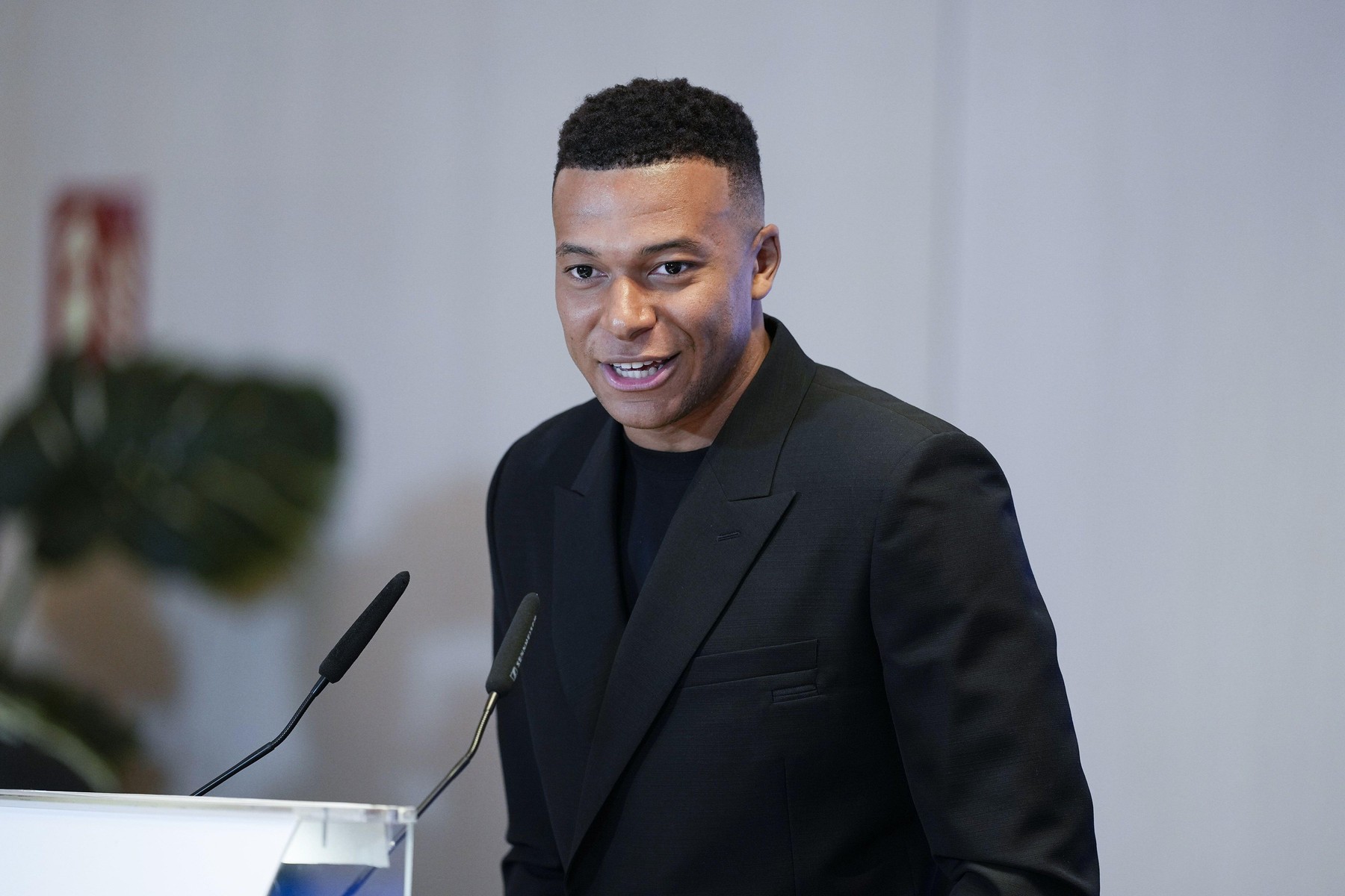 Mbappe a primit trofeul pentru cel mai bun fotbalist din lume