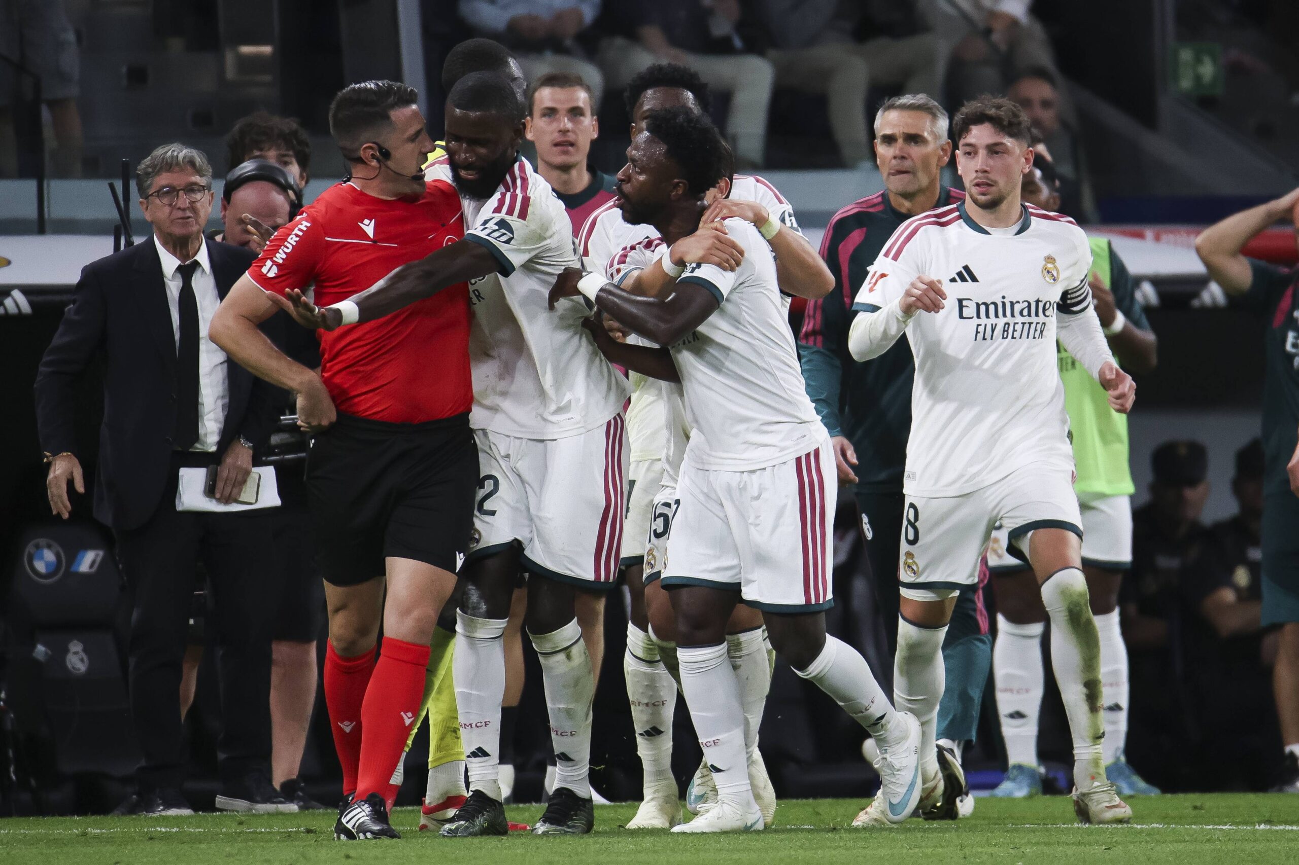 Neverosimil: Vinicius Junior a marcat, dar arbitrul i a anulat golul după intervenția VAR și l a eliminat pe brazilian!