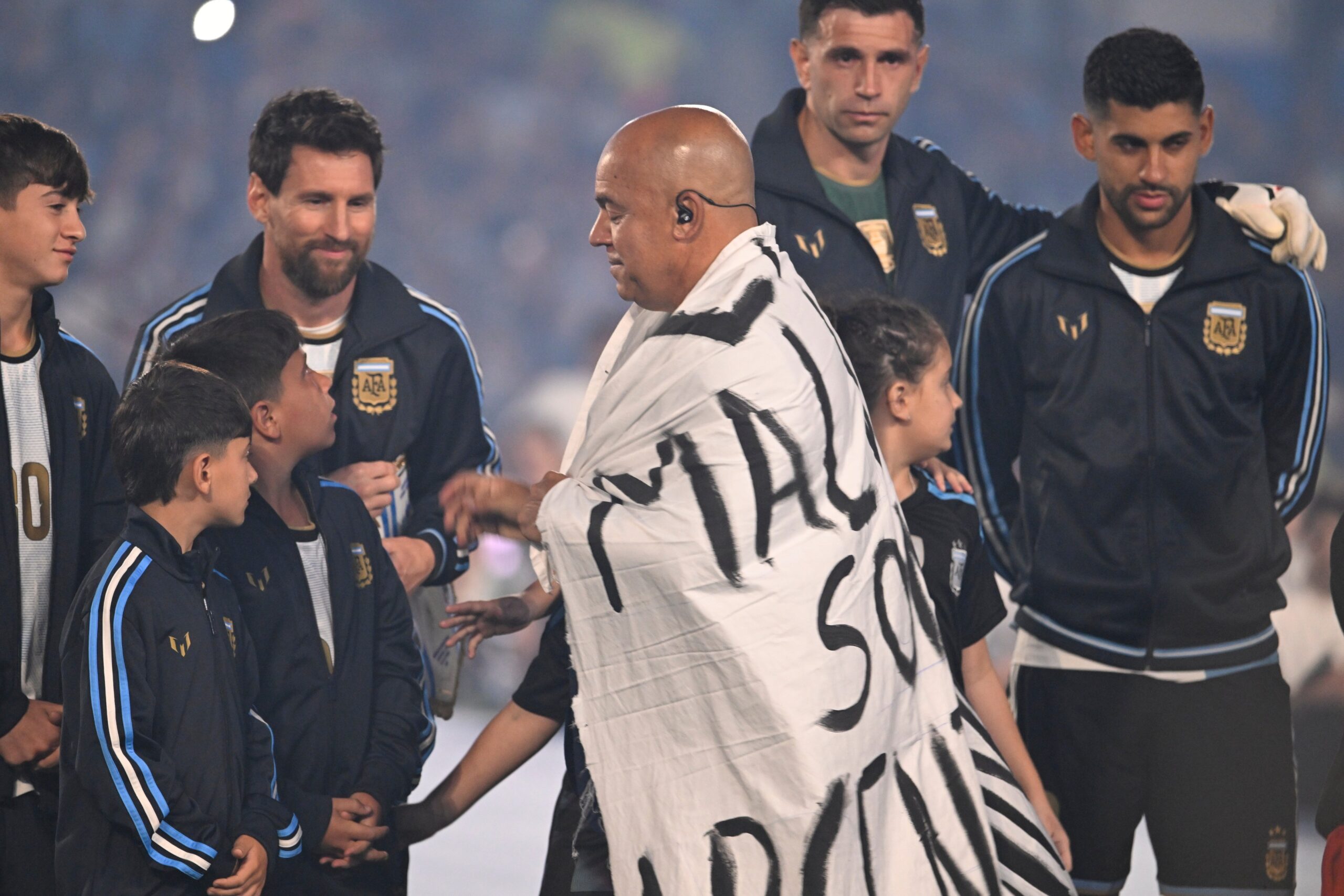 Patru cuvinte! Bannerul interzis afișat de omul care l a făcut să plângă pe Messi la ultimul meci pentru Argentina