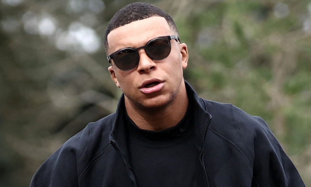 Răspunsul lui Mbappe după ce a fost surprins în club alături de partenera sa, în loc să se recupereze