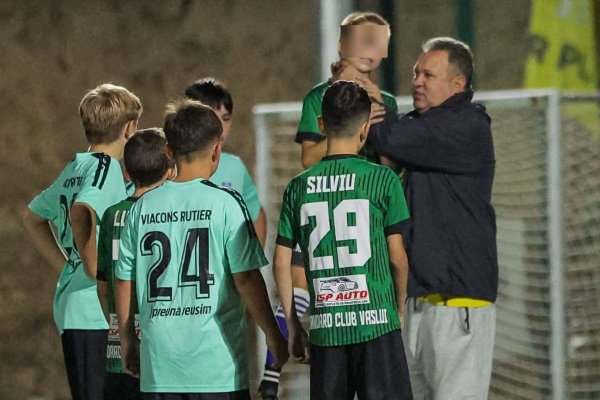 Scene halucinante la un meci de juniori! Un fost fotbalist din Liga 1 și a strâns de gât propriul elev, de față cu ceilalți copii