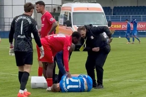 Scene horror în Liga 2! Un fotbalist a suferit o accidentare gravă, iar arbitrajul a declanșat un scandal monstru