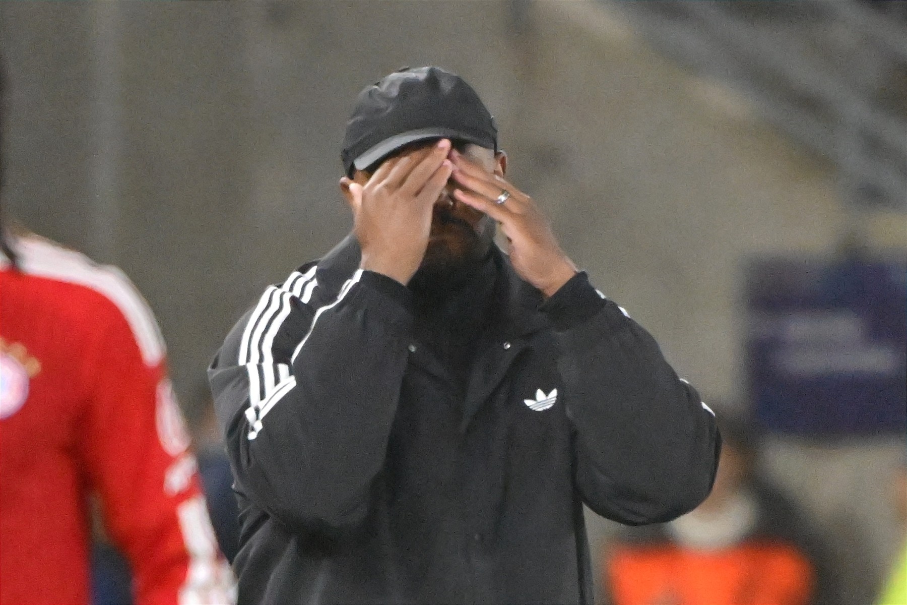 ”Stupid!”. Kompany nu s a mai ferit și s a luat de starul de 180.000
