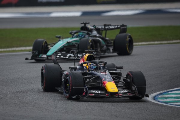 Verstappen câștigă în Sepang o cursă haotică, marcată de o furtună puternică